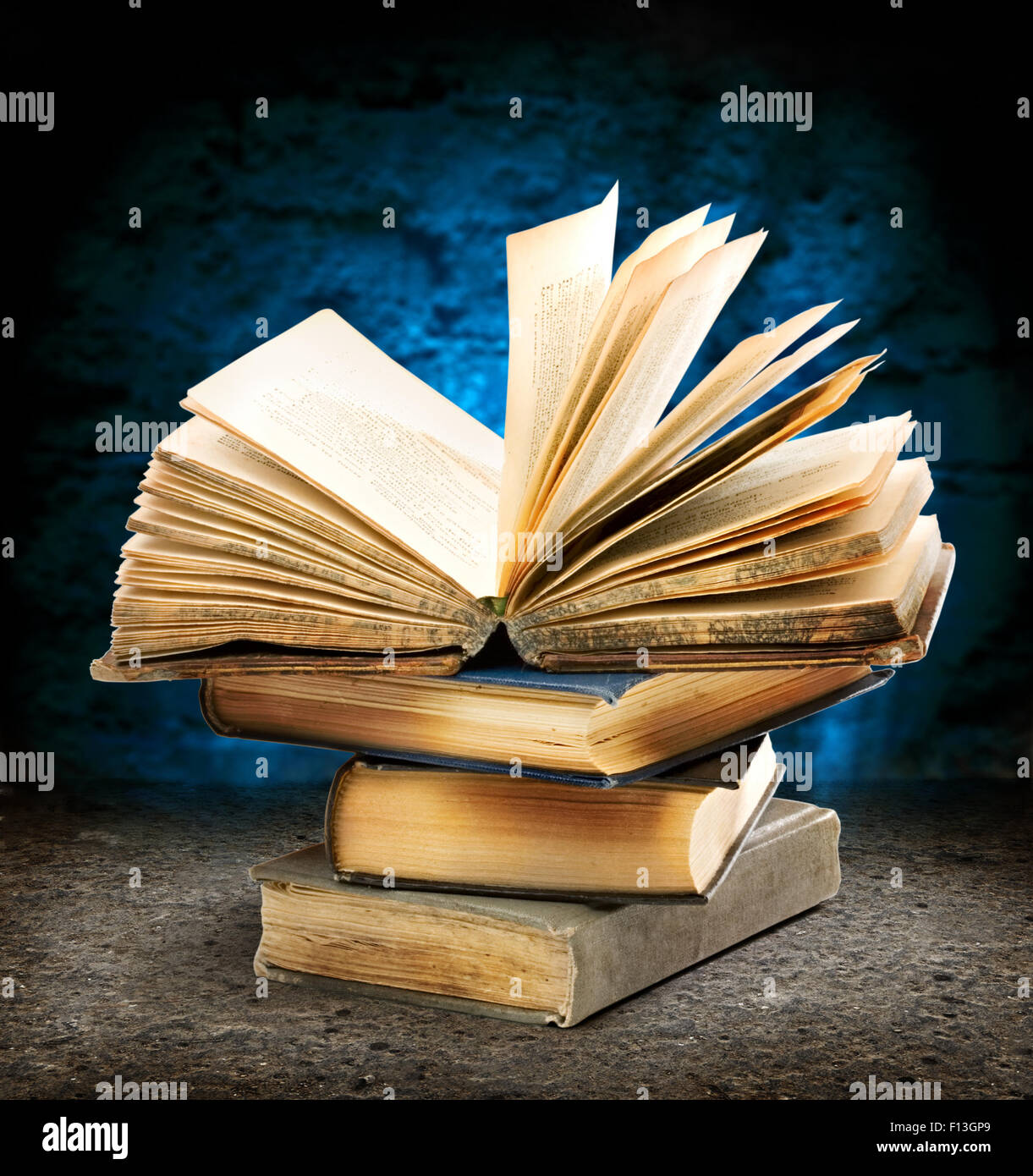 Stapel alter Bücher mit einem offenen an der Spitze Stockfoto