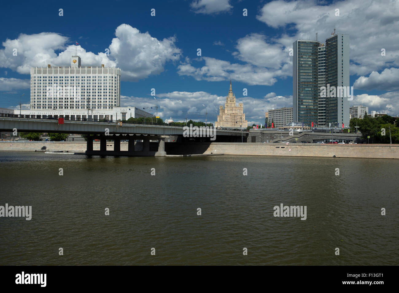 Moskau Russland Blick auf den Fluss-Brücke und der Regierungsgebäude Stockfoto