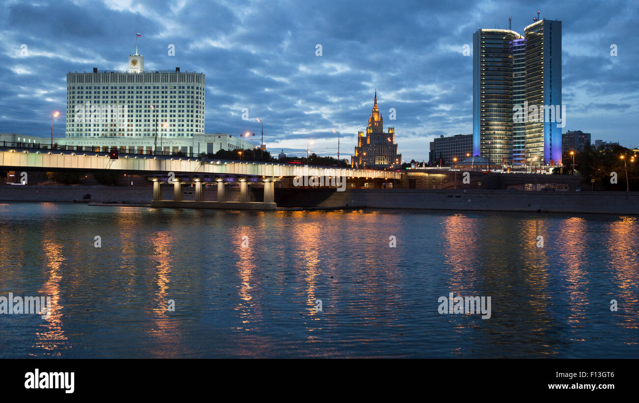 Moskau Russland-Blick auf den Fluss-Brücke und der Regierungsgebäude in der Nacht. Stockfoto