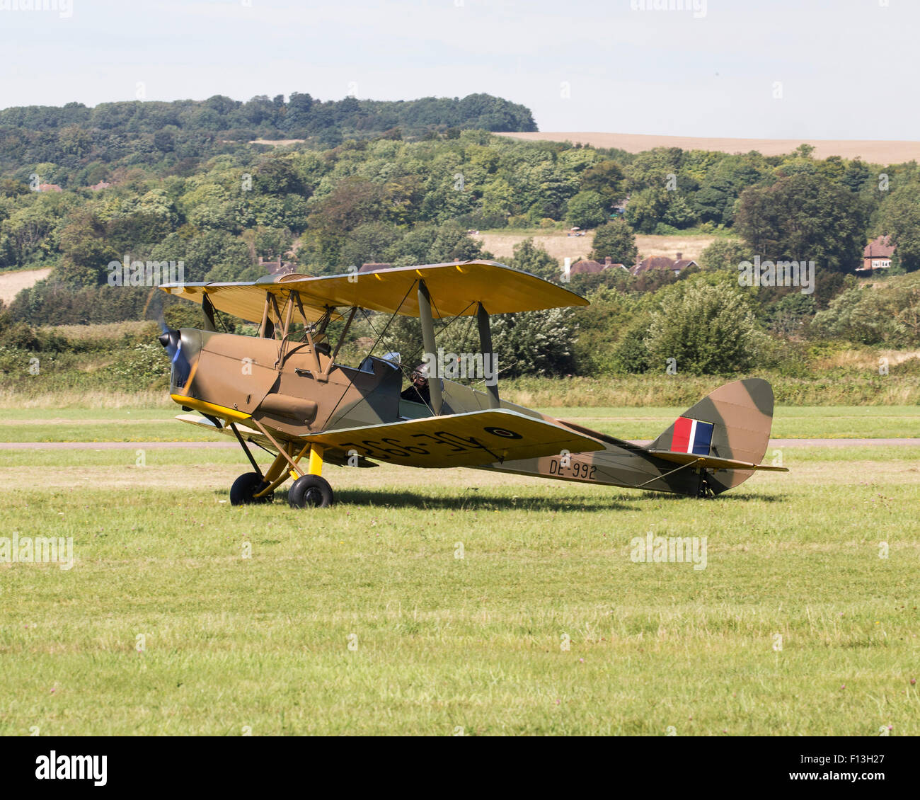Eine Tiger Moth Doppeldecker in Kriegszeiten Tarnung RAF Lackierung bei Shoreham Airshow fliegen Stockfoto