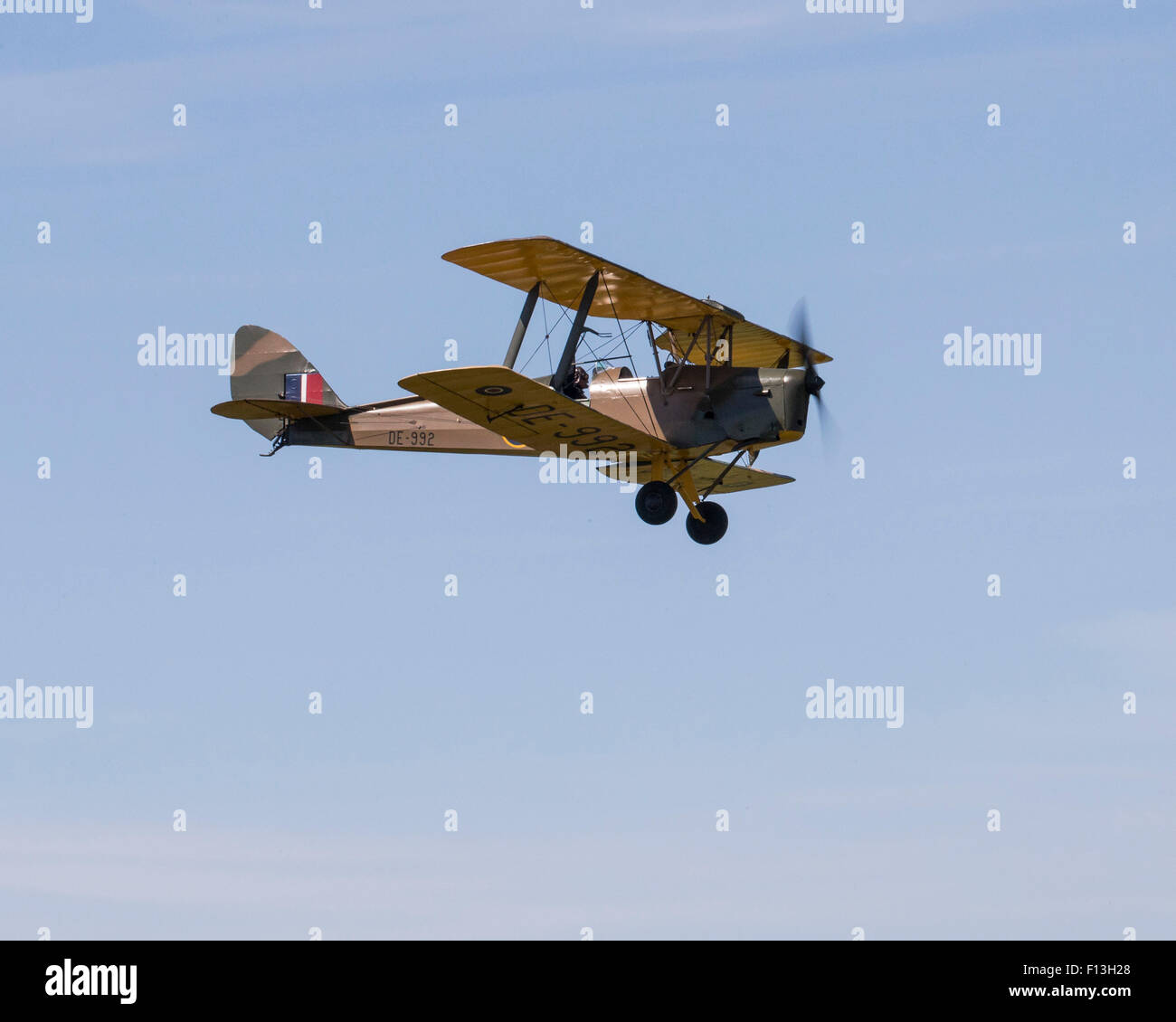 Eine Tiger Moth Doppeldecker in Kriegszeiten Camouflage Lackierung bei Shoreham Airshow fliegen Stockfoto