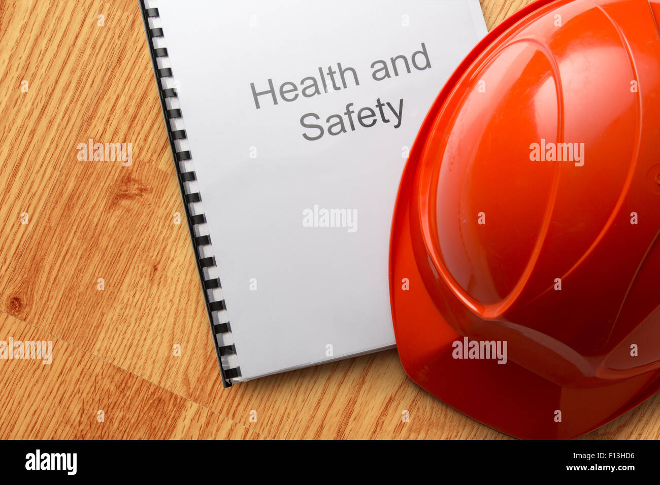 Gesundheit und Sicherheit registrieren mit Helm in Nahaufnahme Stockfoto
