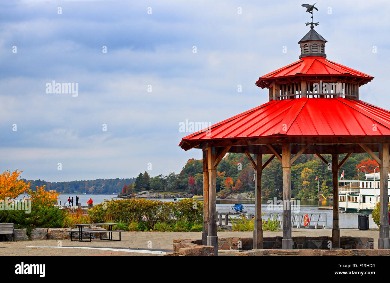 Gravenhurst Dampfschiff im Dock und Touristen auf der Suche im Herbst Farbe rund um Lake Muskoka mit Wahrzeichen Pavillon im Vordergrund Stockfoto