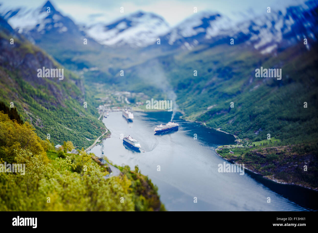 Geiranger Fjord, wunderschöne Natur Norwegen (Tilt-Shift-Objektiv). Es ist ein 15 Kilometer (9,3 Meilen) langen Zweig aus dem Sunnylvsfjord Stockfoto