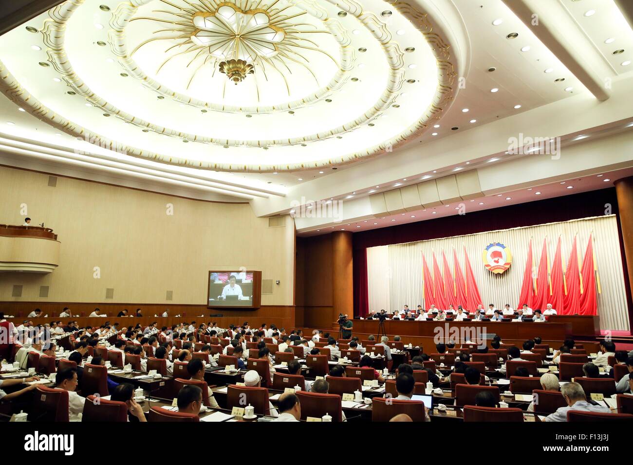 Peking, China. 26. August 2015. 12. Sitzung des ständigen Ausschusses des chinesischen Volkes politischen Beratenden Konferenz (CPPCC) National Committee ist in Peking, Hauptstadt von China, 26. August 2015 statt. Yu Zhengsheng, Vorsitzender des Nationalkomitees PKKCV an der Sitzung teilgenommen. Liu Yunshan, Mitglied des ständigen Ausschusses des Politbüros des Zentralkomitees der kommunistischen Partei von China (CPC), wurde eingeladen, der politische Berater auf Pflege und Umsetzung sozialistischen Grundwerte in der Sitzung zu unterrichten. Bildnachweis: Ding Lin/Xinhua/Alamy Live-Nachrichten Stockfoto