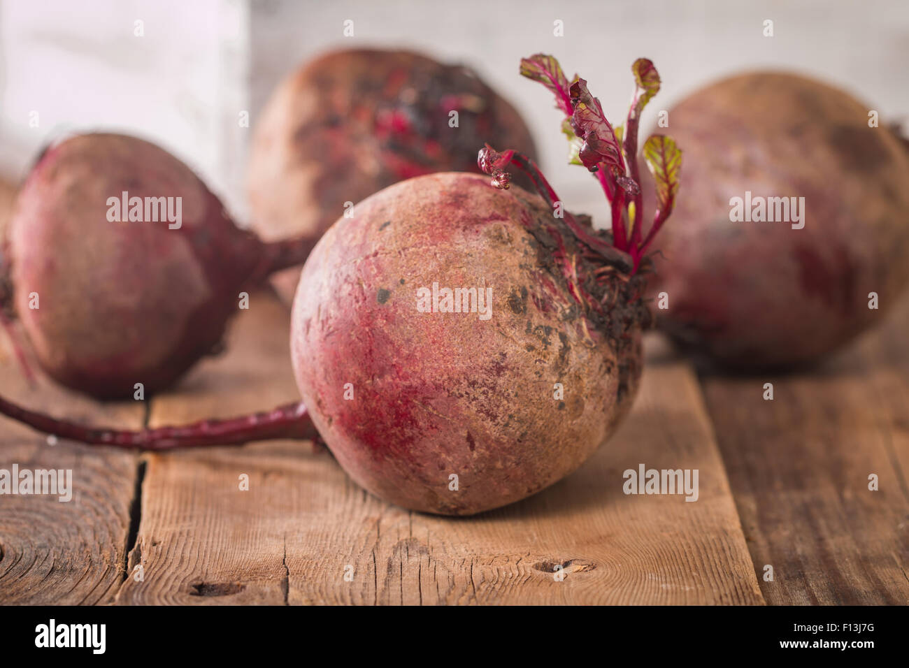 Frische Bio rote Rüben in einer Holzkiste auf rustikalen Hintergrund Stockfoto