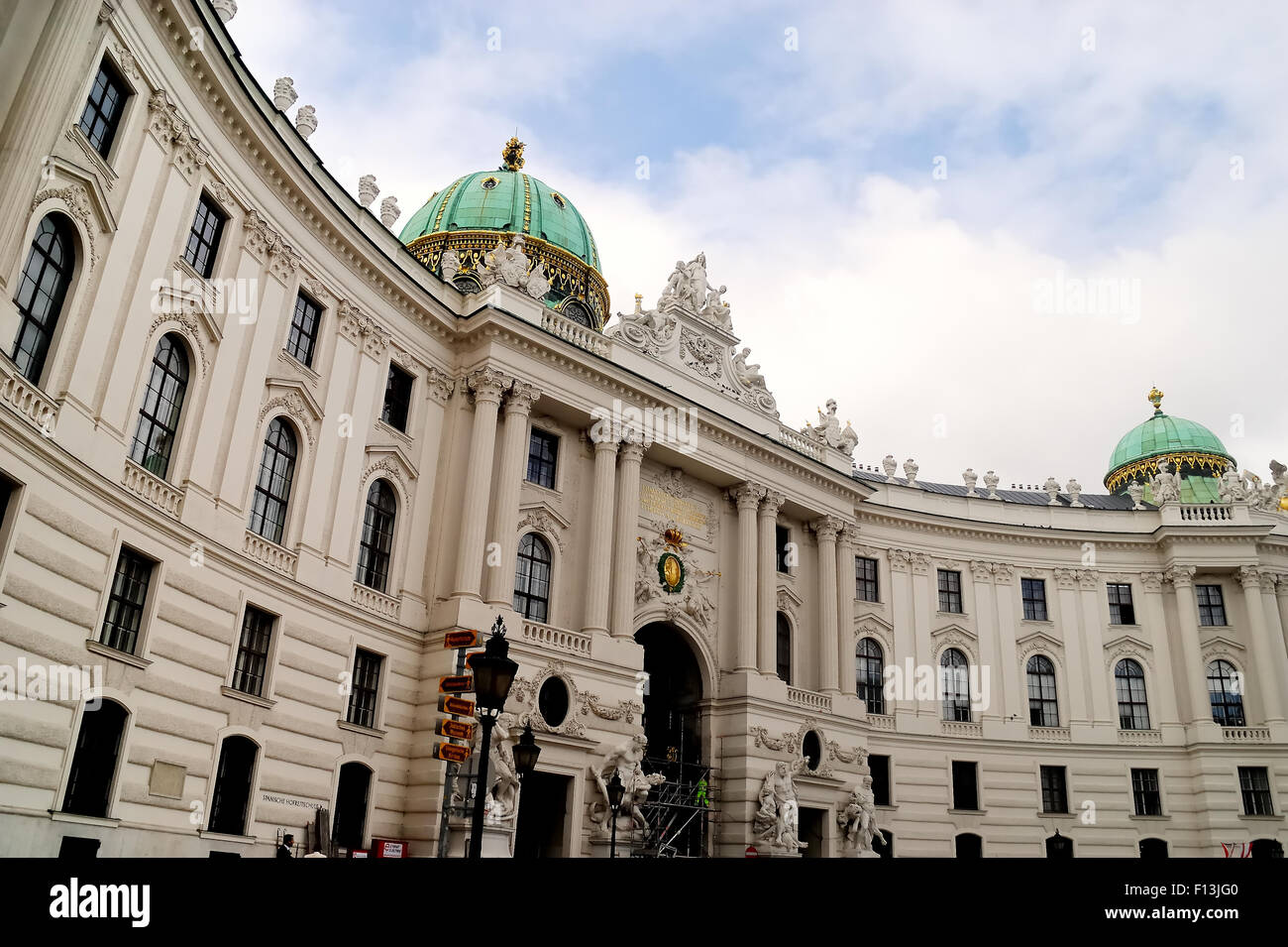 Wien, Fassade der Hofburg am Michaelerplatz. Hofburg Palace ist der ehemalige Kaiserpalast in der Wiener Innenstadt. Teil des Palastes ist die offizielle Residenz und der Arbeitsplatz des Bundespräsidenten. Im 13. Jahrhundert erbaut und in den Jahrhunderten seit erweitert, beherbergte das Schloss einige der mächtigsten Menschen in der europäischen und österreichischen Geschichte, einschließlich Monarchen der Habsburger Herrscher des Austro-ungarischen Reiches. Es war die wichtigste kaiserlichen Winterresidenz. Stockfoto