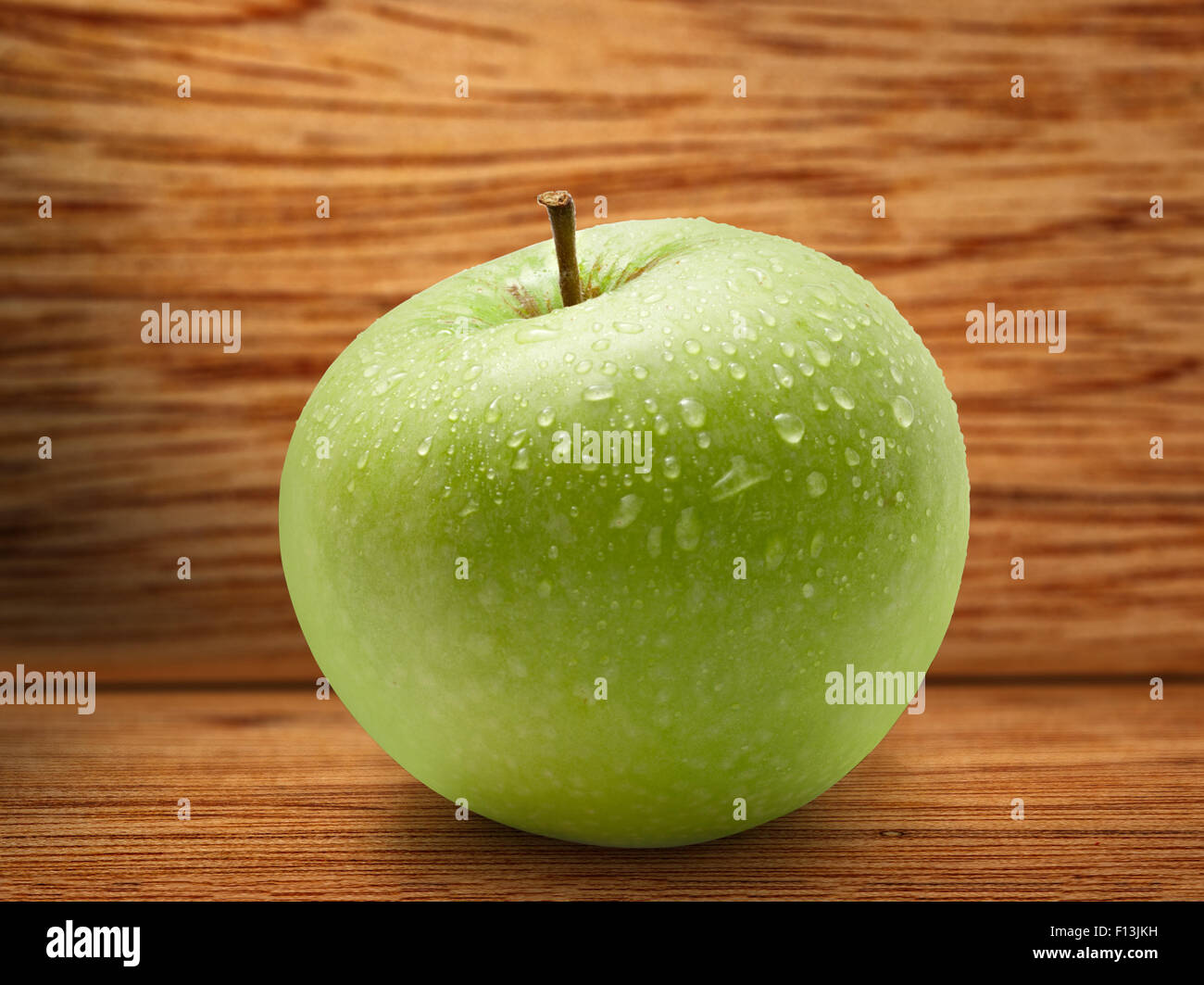 Frischer grüner Apfel auf hölzernen Hintergrund closeup Stockfoto