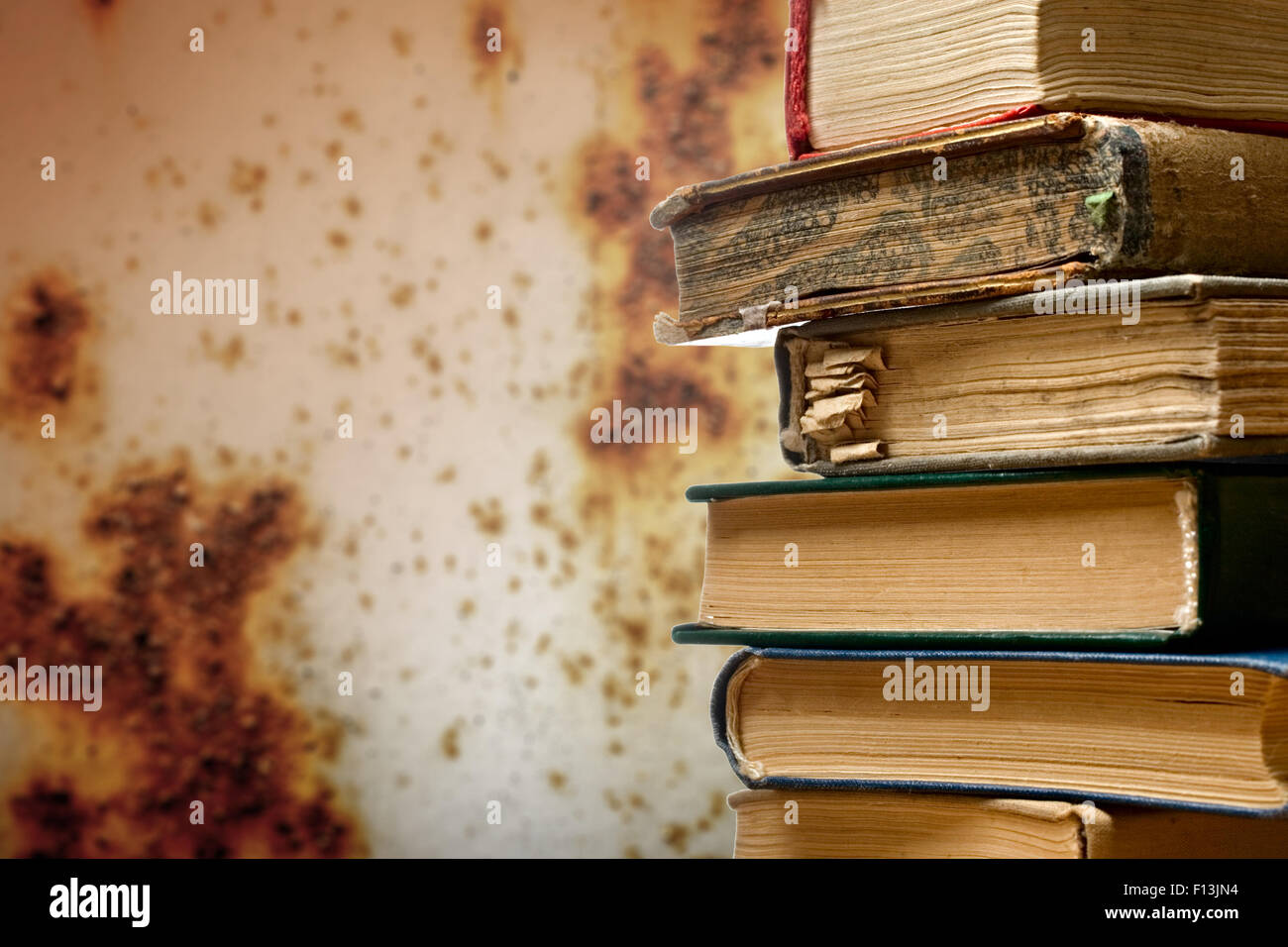 Haufen gebrauchte Alter Bücher in Nahaufnahme Stockfoto