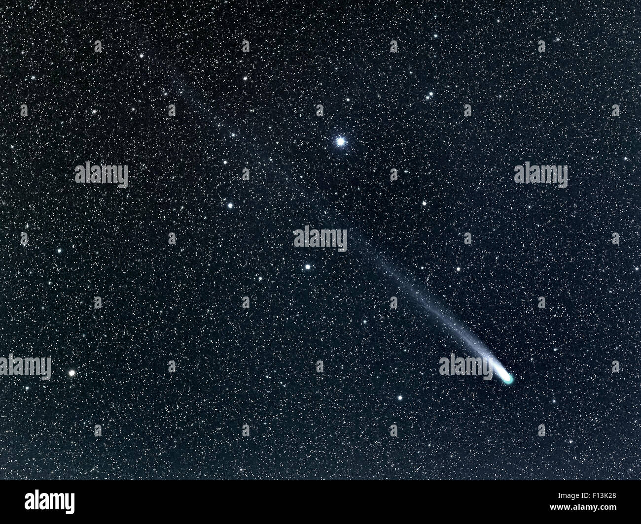 Komet C/2013 R1 (Lovejoy) Streaming-vorbei an der Sterne Sarin (Hüfte 84379) im Sternbild Herkules, wie es Perihel (der nächstgelegene Punkt zur Sonne) verlässt und wieder auf seiner Umlaufbahn in den Weltraum. In den frühen Morgenstunden am 28. Dezember 2013 her genommen Stockfoto