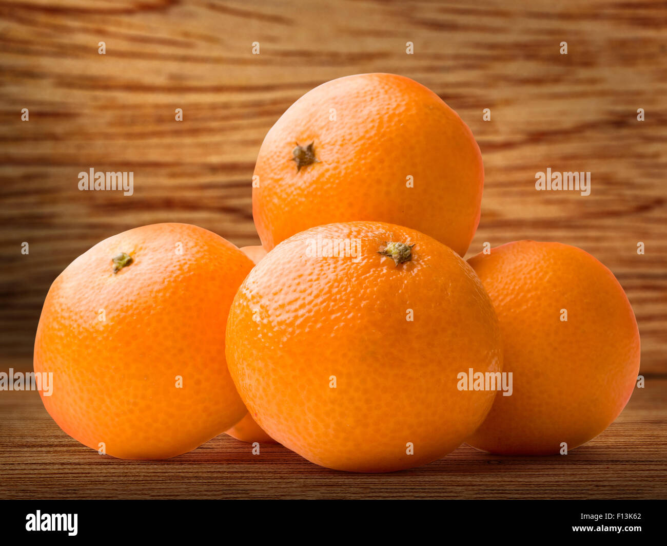 Frische Orange Mandarine auf hölzernen Hintergrund closeup Stockfoto