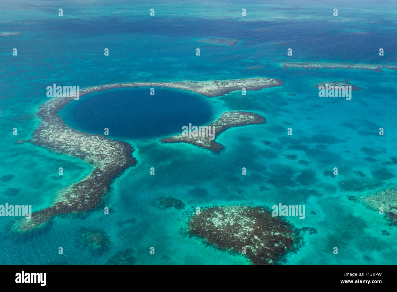 Eine Luftaufnahme des Korallenriffs und tiefe Höhle, aus denen das berühmte Tauchen vor Ort des Blue Hole im karibischen Ozean vor t Stockfoto
