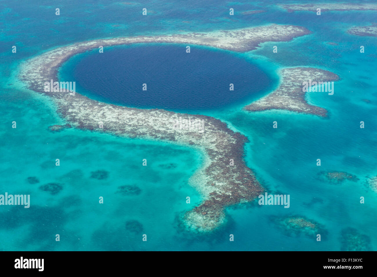Eine Luftaufnahme des Korallenriffs und tiefe Höhle, aus denen das berühmte Tauchen vor Ort des Blue Hole im karibischen Ozean vor t Stockfoto