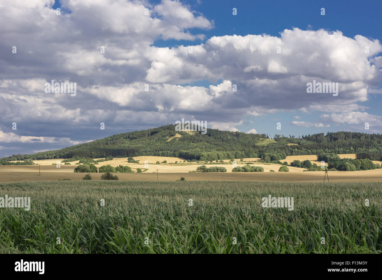 Dramatischer Wolkenhimmel über Mount Sleza niedriger Schlesien Zobtenberg Nieder Schlesien Stockfoto