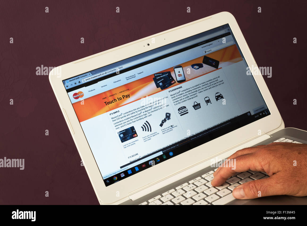 Website von Mastercard auf einem Laptop angesehen wird, Stockfoto