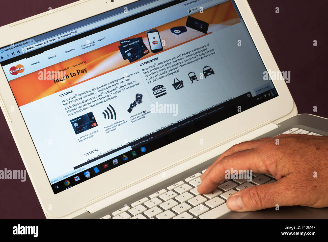 Website von Mastercard auf einem Laptop angesehen wird, Stockfoto