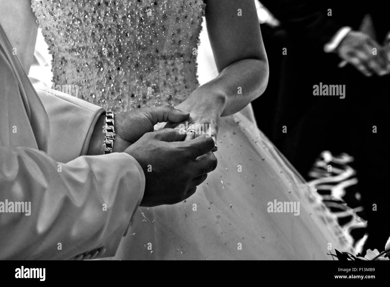 Der Bräutigam, die Platzierung der Ehering am Finger Bräute während der Hochzeits-Service. Stockfoto