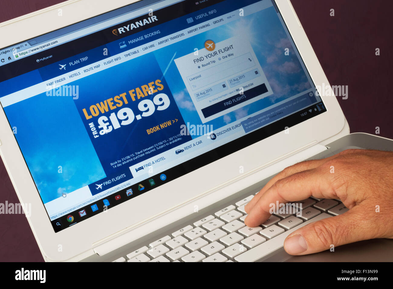 Website, die Ryan Air auf einem Laptop angesehen wird, Stockfoto