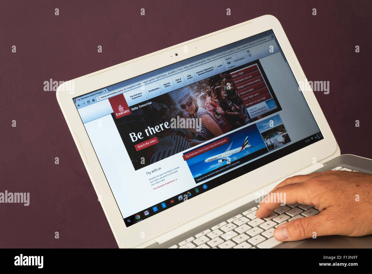 Website von Emirates auf einem Laptopcomputer angezeigt wird Stockfoto
