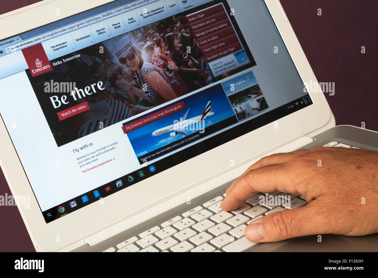 Website von Emirates auf einem Laptopcomputer angezeigt wird Stockfoto