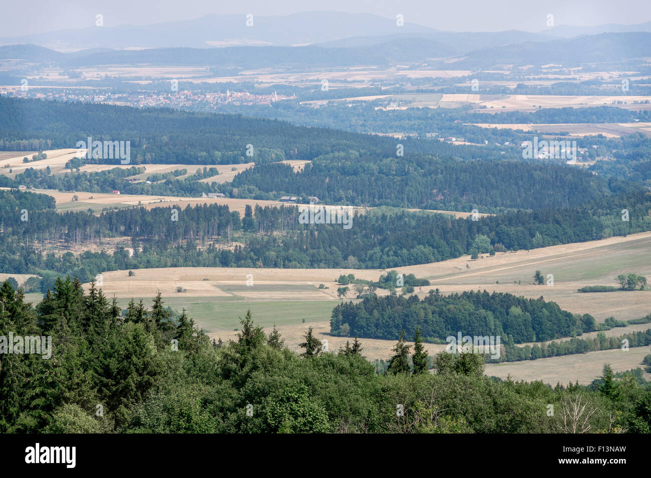 Blick vom Góry Weistritzer Berge in der Nähe von Spalona in Richtung Thermalbad Klodzko Tal Stockfoto