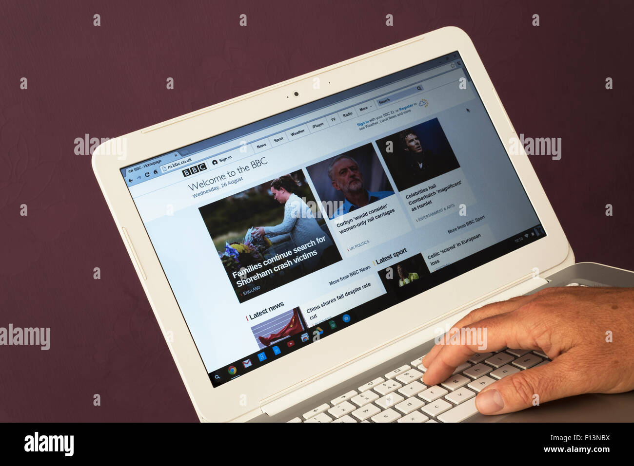 Website der BBC auf einem Laptop angesehen wird, Stockfoto