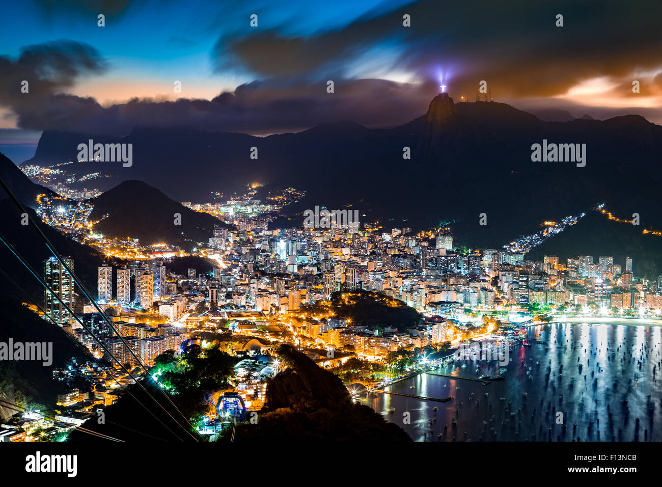 Blick über Rio De Janeiro an einem dunstigen Nacht Sicht vom Zuckerhut Peak. Stockfoto