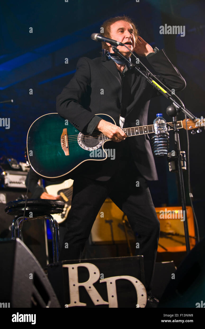 Ehemalige Kinks-Frontmann Ray Davies mit seiner Band auf der Bühne am Brecon Jazz Festival 2015 Stockfoto