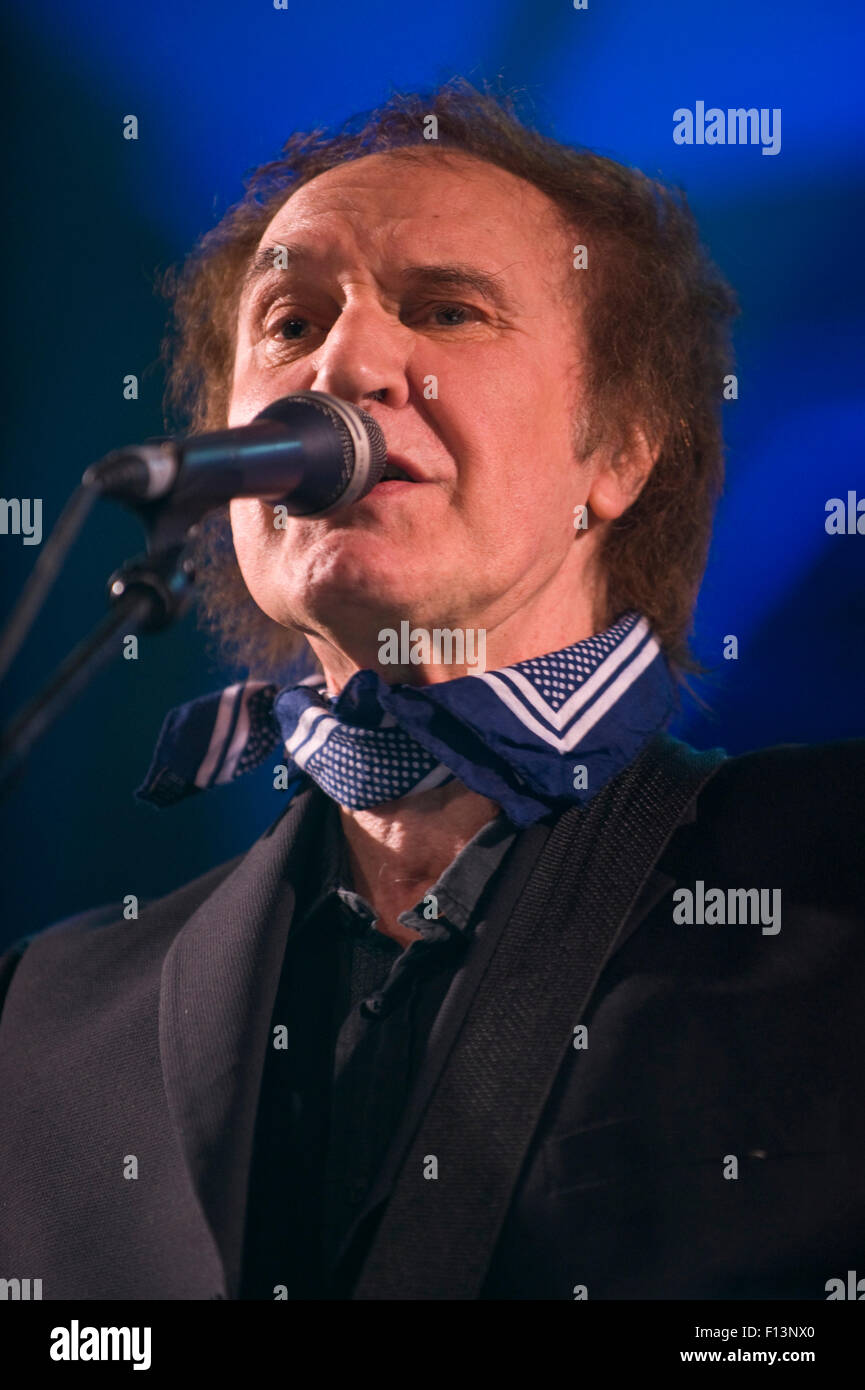 Ehemalige Kinks-Frontmann Ray Davies mit seiner Band auf der Bühne am Brecon Jazz Festival 2015 Stockfoto