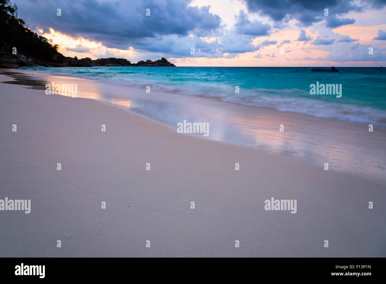 Schöner Strand und Meer Wellen bei Sonnenuntergang im Sommer auf der Insel Koh Miang, Mu Koh Similan National Park, Provinz Phang Nga, Thailan Stockfoto