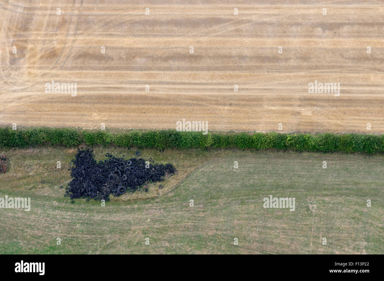 Haufen von Reifen in einem Feld in Oxfordshire UK aus einem Heißluftballon betrachtet Stockfoto
