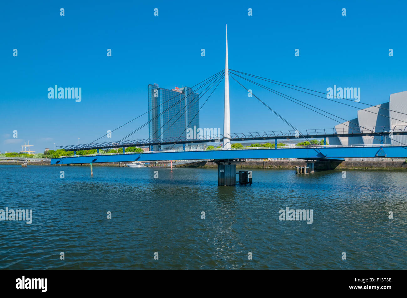 Bell Brücke über den River Clyde-Glasgow mit Crowne Plaza Hotel und Clyde Auditorium Schottland Stockfoto