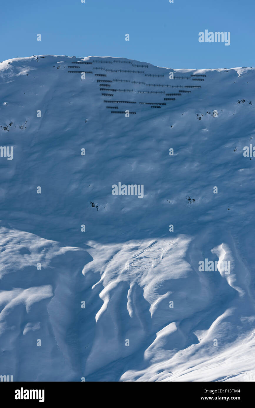 LVS-Barrieren hoch oben auf einem schneebedeckten Berg in Belalp/Blatten, Schweiz (Kanton Wallis). Stockfoto