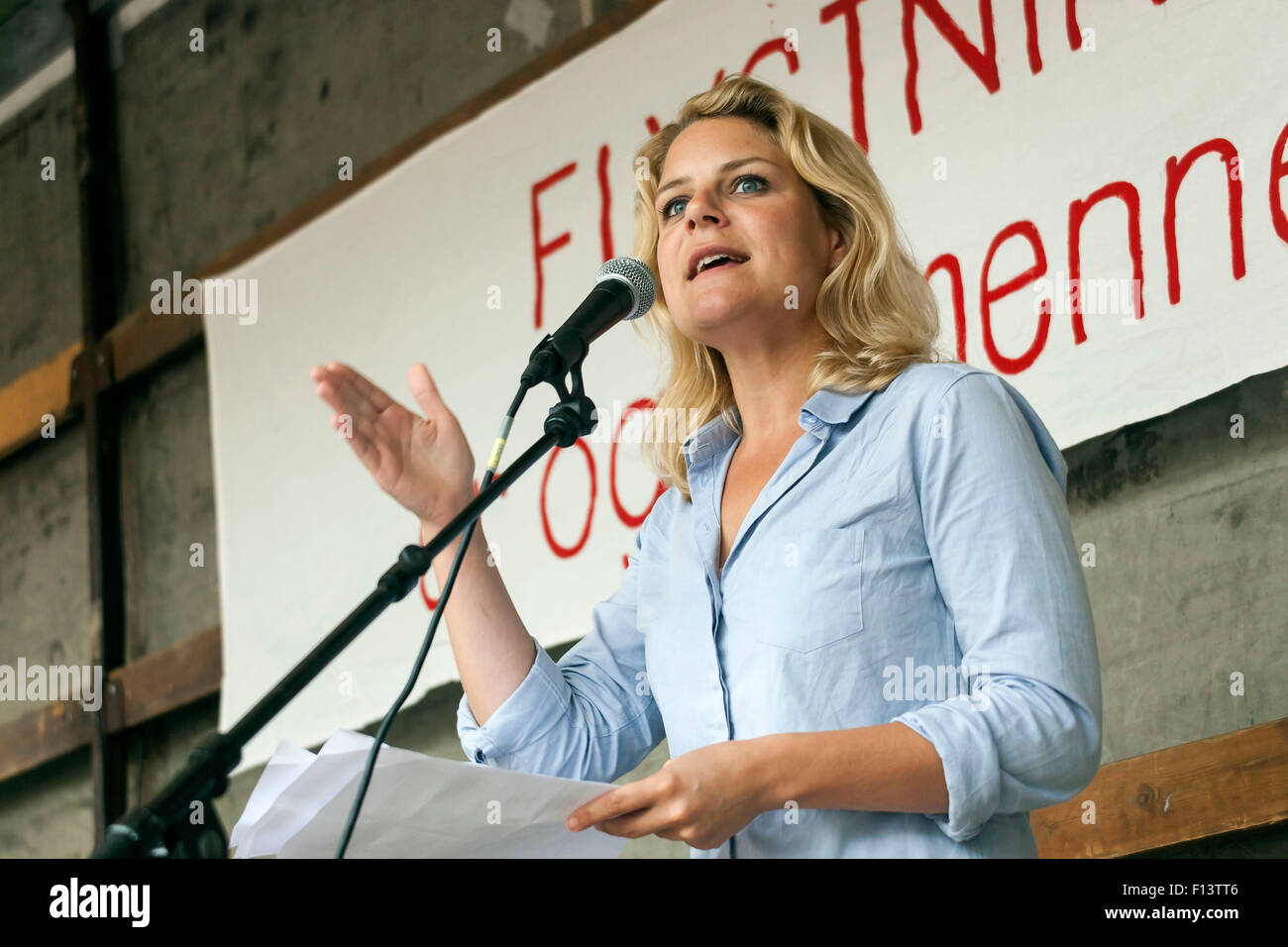 Kopenhagen, Dänemark, 26. August 2015. Party LeaderJohanne spricht Schmidt-Nielsen (The Red Green Alliance) auf der Demonstration in Kopenhagen gegen neue Gesetzesvorlage der Regierung die Flüchtlinge Zulage drastisch reduzieren wird, um sie davon abzuhalten, ins Land. UNHCR Steuerfahndung das Gesetz für Diskriminierung. Bildnachweis: OJPHOTOS/Alamy Live-Nachrichten Stockfoto