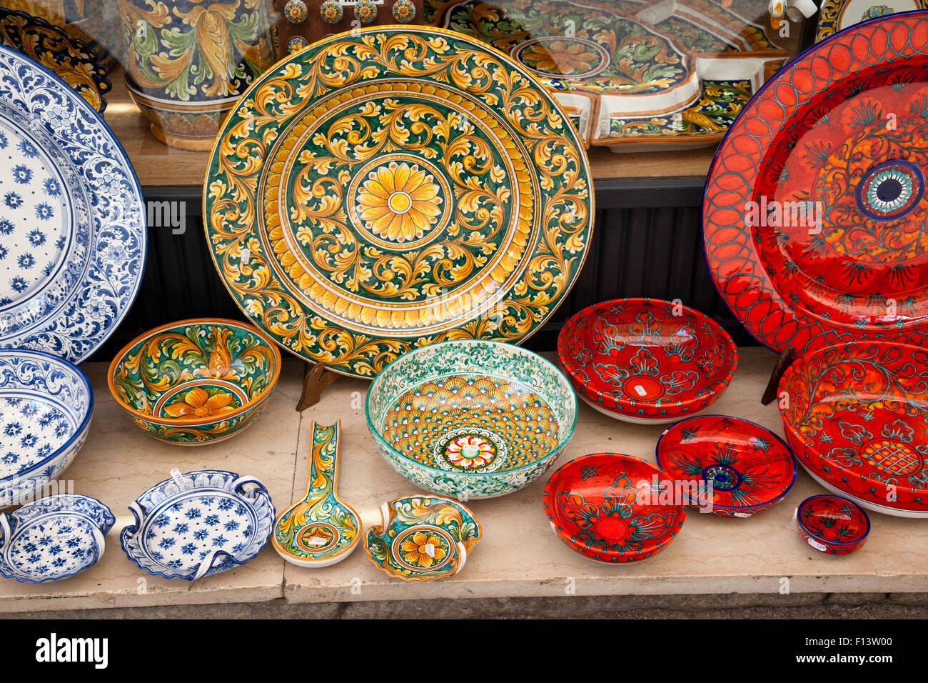 Nahaufnahme von traditionellen dekorativen Keramikplatten und Schalen. Souvenirs aus Taormina, Sizilien, Italien Stockfoto