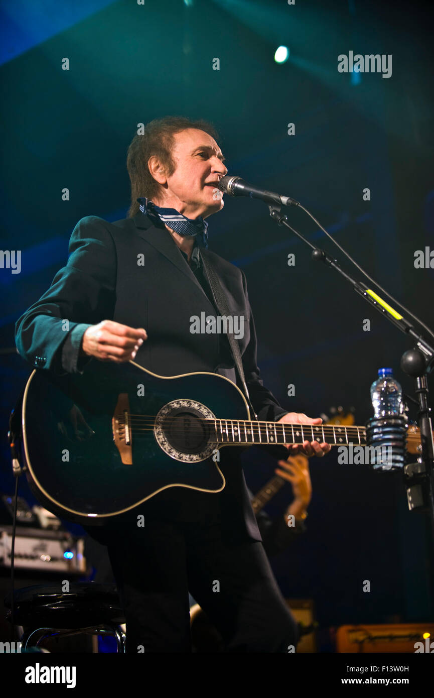 Ehemalige Kinks-Frontmann Ray Davies mit seiner Band auf der Bühne am Brecon Jazz Festival 2015 Stockfoto