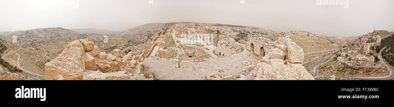 360° Panorama Blick vom höchsten Punkt von Karak Burg mit Blick auf die ganze Burg, Stadt und die umliegenden Hügel. Stockfoto