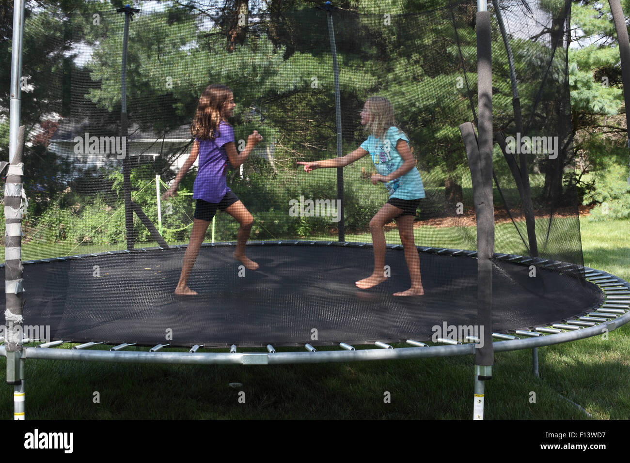 Zwei Mädchen auf Trampolin Stockfoto