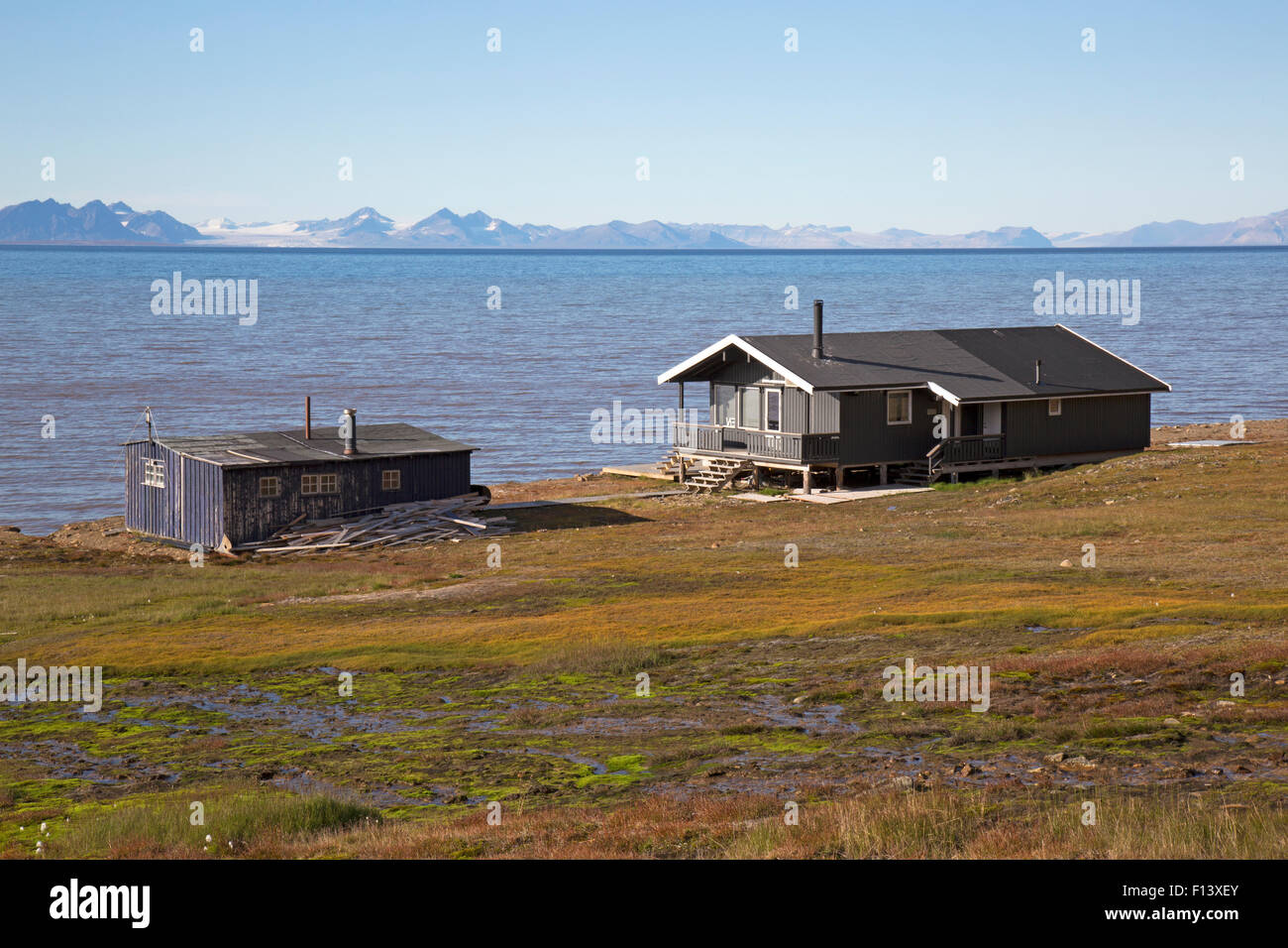 Eine Holzhütte an der Küste des arktischen Ozeans am Rand von Longyearbyen auf Svalbard. Stockfoto