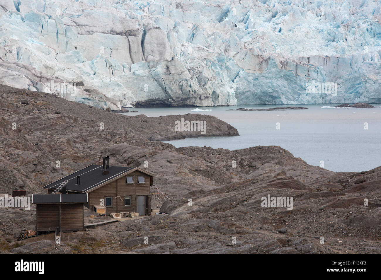 Hütte und Isjfiord Gletscher, Svalbard Stockfoto
