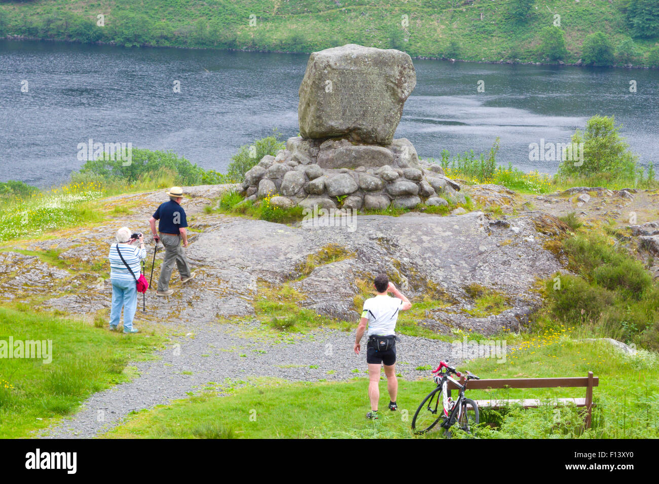 Touristen in Bruces Stein, Glen Trool, Galloway Forest Park, Dumfries & Galloway, Schottland, Großbritannien im Sommer Stockfoto