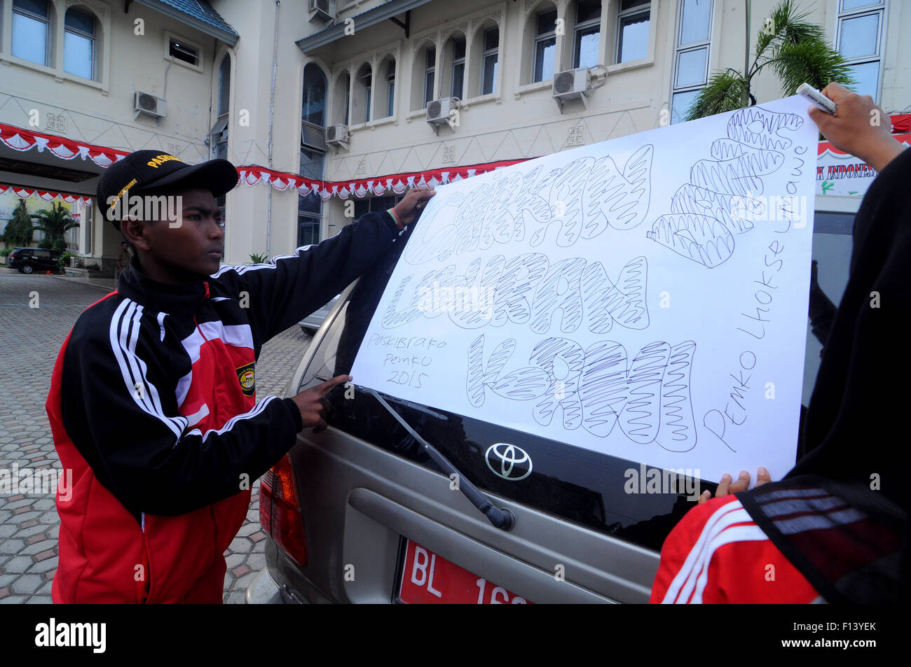 Lhokseumawe, Indonesien. 26. August 2015. Insgesamt 35 Mitglieder des Flag Raisers (Paskibraka), eine Demonstration des Bürgermeisters Büro Seite Lhokseumawe. © Azwar/Pacific Press/Alamy Live-Nachrichten Stockfoto