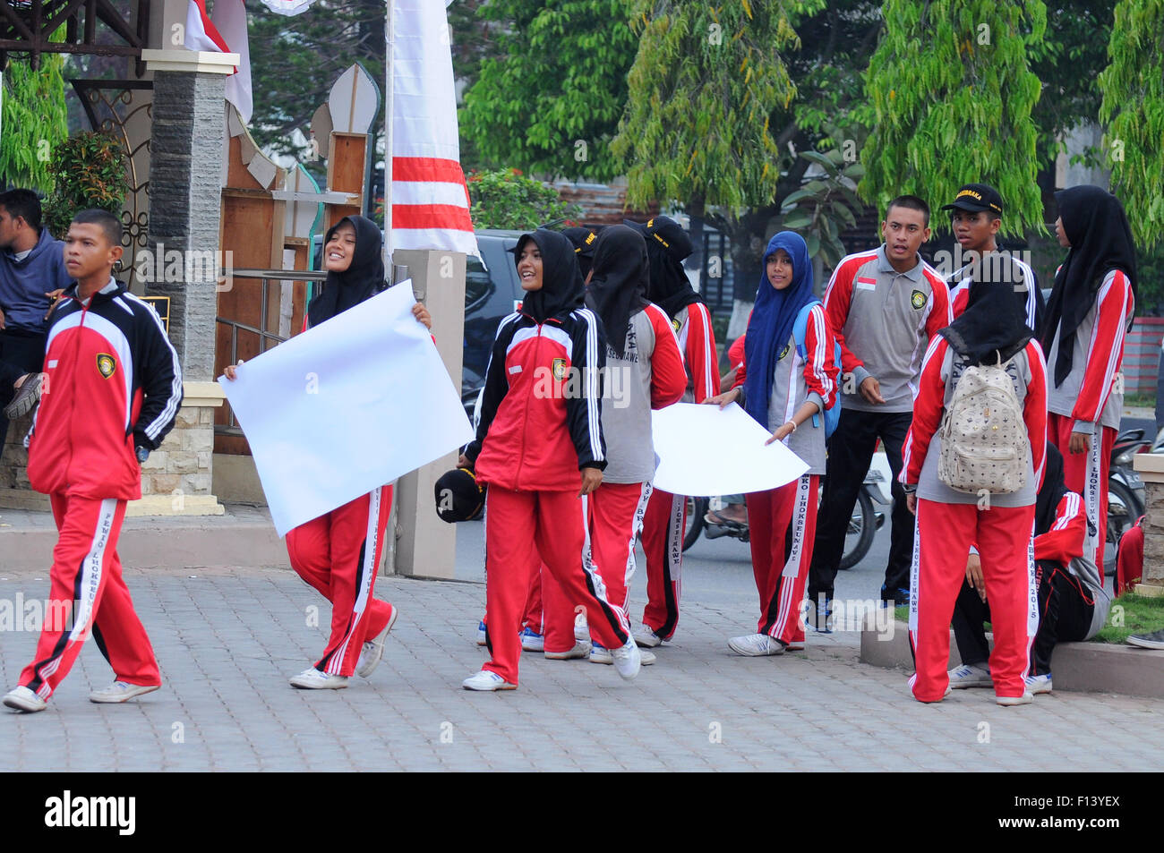 Lhokseumawe, Indonesien. 26. August 2015. Insgesamt 35 Mitglieder des Flag Raisers (Paskibraka), eine Demonstration des Bürgermeisters Büro Seite Lhokseumawe. © Azwar/Pacific Press/Alamy Live-Nachrichten Stockfoto