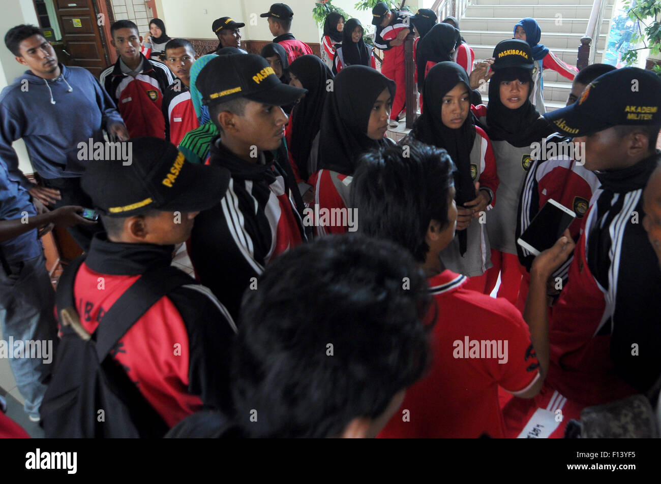 Lhokseumawe, Indonesien. 26. August 2015. Insgesamt 35 Mitglieder des Flag Raisers (Paskibraka), eine Demonstration des Bürgermeisters Büro Seite Lhokseumawe. © Azwar/Pacific Press/Alamy Live-Nachrichten Stockfoto