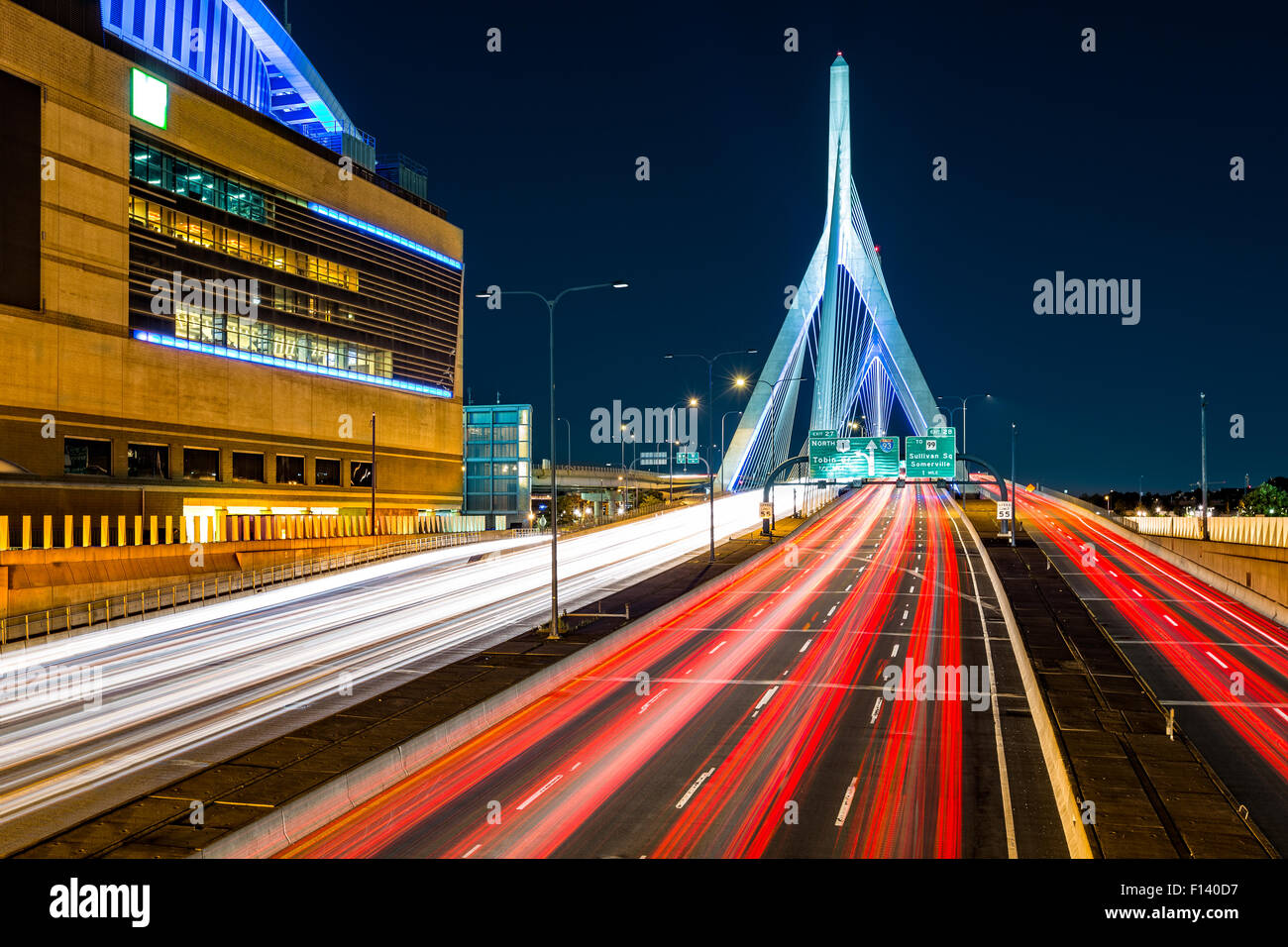 Feierabendverkehr auf Zakim Bunker Hill Brücke in Boston, MA Stockfoto