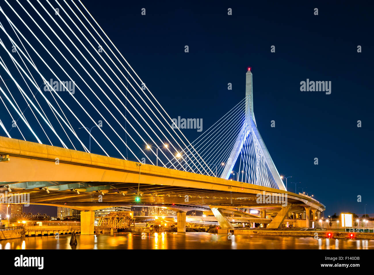 Zakim Bunker Hill Brücke in Boston, MA bei Nacht Stockfoto
