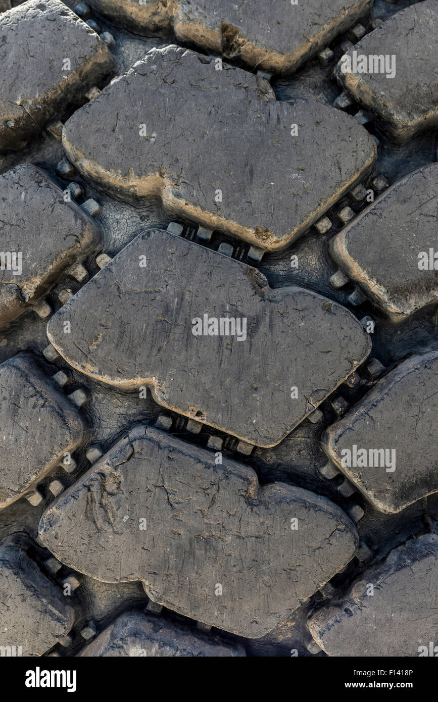 Textur eines gebrauchten Reifen in einem riesigen Muldenkipper für die Bauindustrie Stockfoto