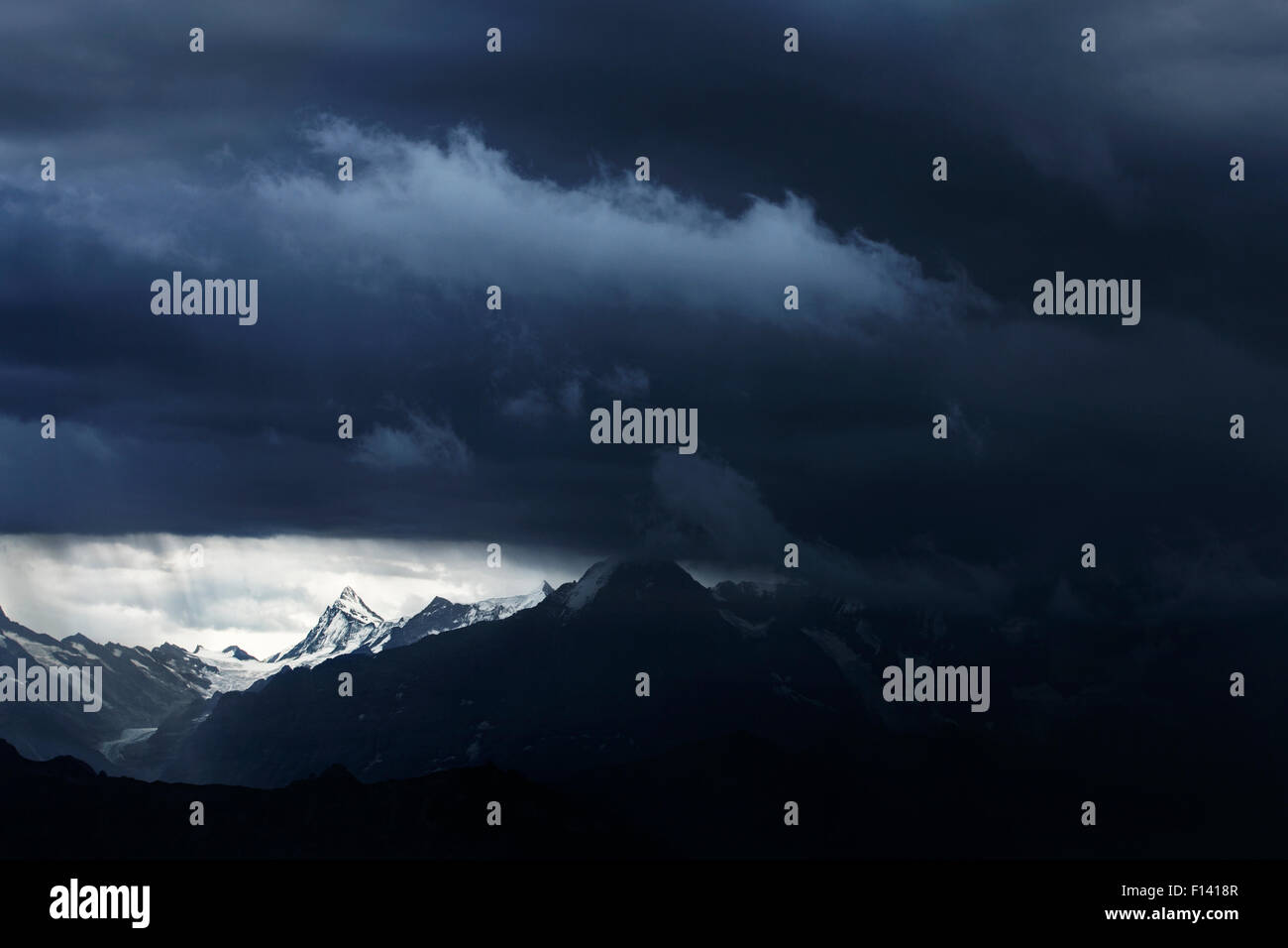 Finsteraarhorn-Berg in der Dämmerung mit Wolken, Berner Alpen, Schweiz, August 2012. Stockfoto