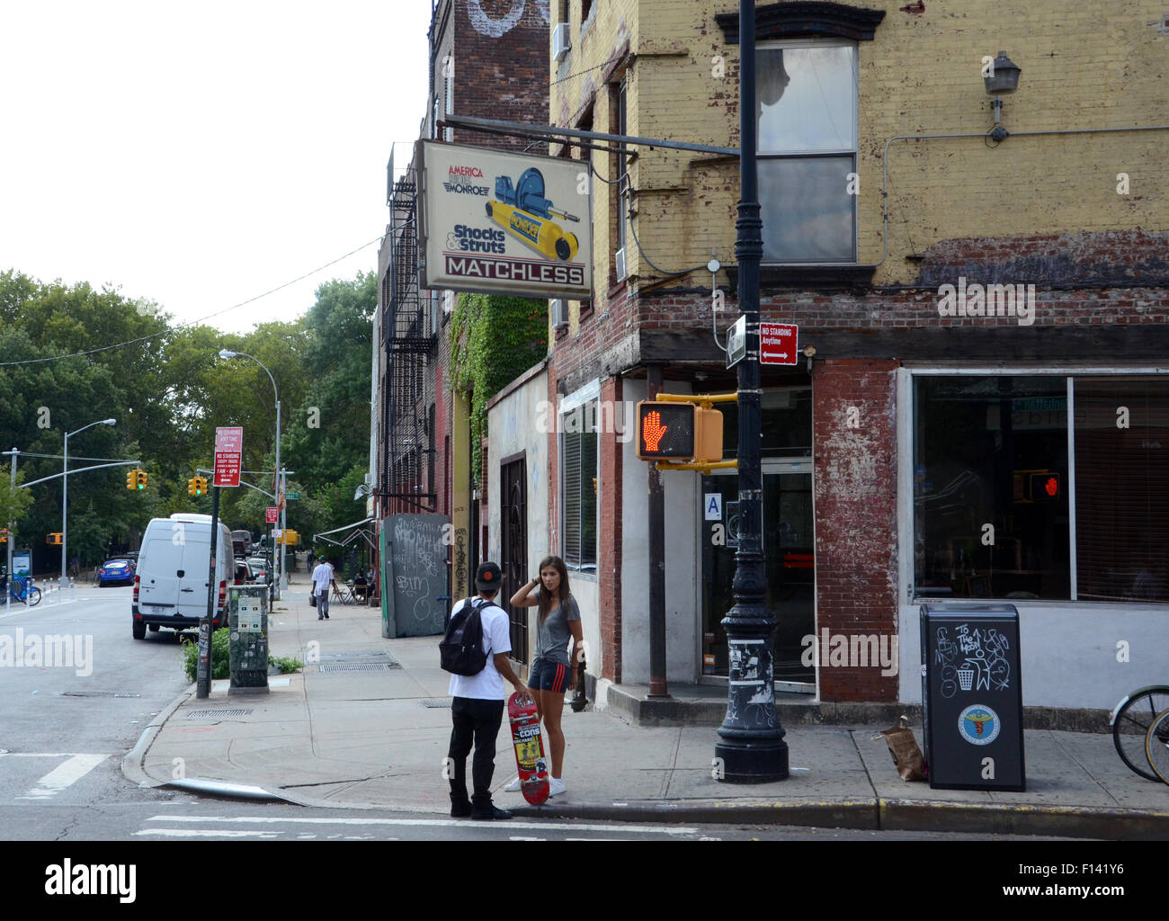 Bar-unvergleichliche Manhattan Avenue grüne Punkt Brooklyn New York Hipster Café bar Skateboarder paar Straße Szene Williamsburg Stockfoto