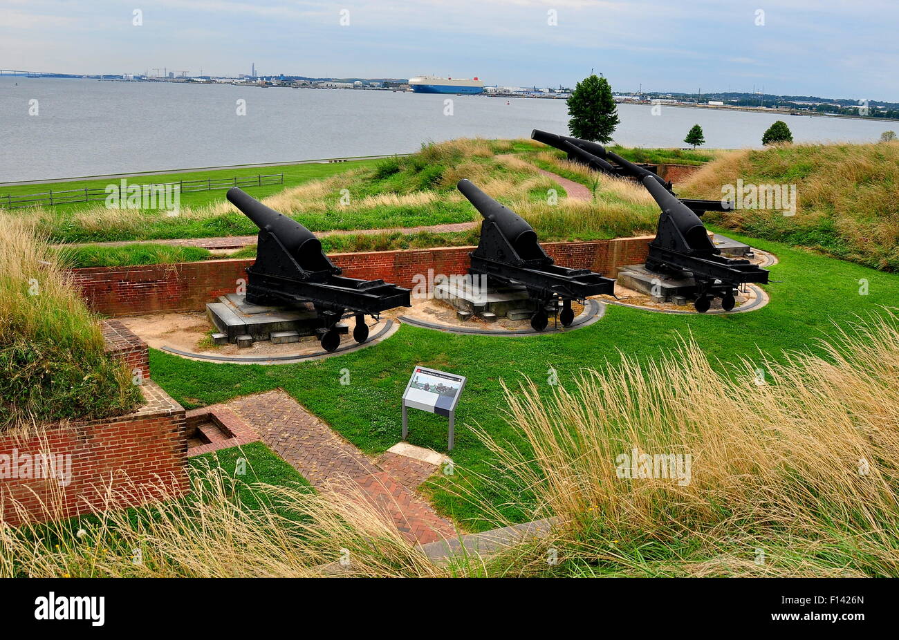 Baltimore, Maryland: Mächtige Kanonen auf c. 1790 Fort McHenry abzielen, Chesapeake Bay, die Festung zu verteidigen Stockfoto